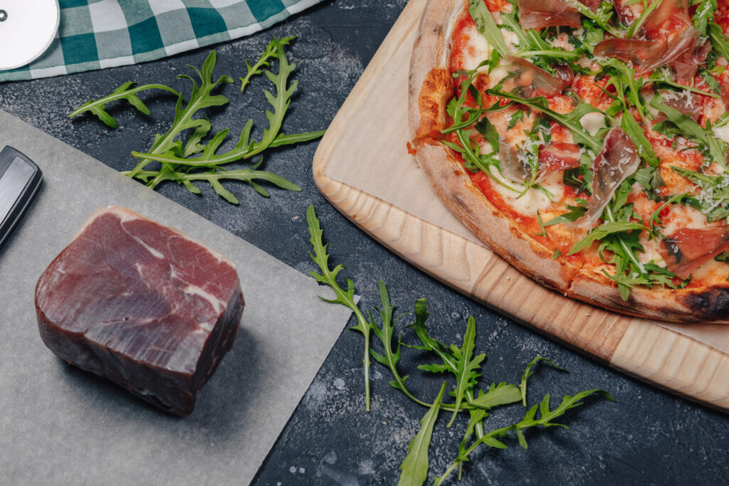 Pizza de jamón crudo y rúcula