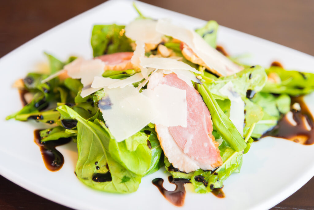 Ensalada gourmet con jamón serrano